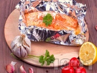 Рецепта Печена риба сьомга с домати и лимон във фолио на фурна